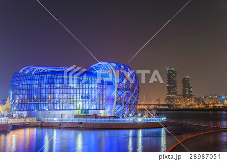 Floating Island and city skyline, Seoul, Korea Floating Island and city skyline, Seoul, Korea 28987054