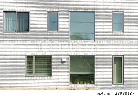 住宅　外壁　サイディングと窓　FIX窓　横引き窓　開き窓　様々な種類 28988137