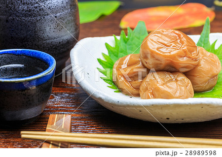 日本酒と梅干 28989598