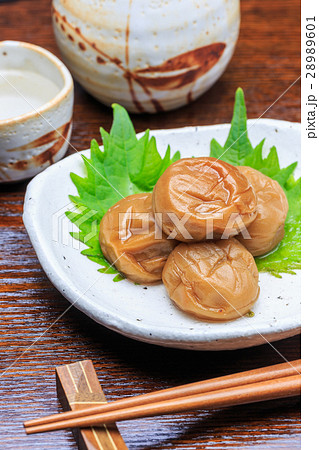 日本酒と梅干 28989601