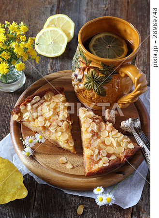 Apple pie and lemon tea 28989748