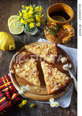 Apple pie and lemon tea 28989749