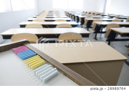 学校の明るい教室の教壇と綺麗に並べられたカラフルなチョークで新一年生の授業開始 学校の明るい教室の教壇と綺麗に並べられたカラフルなチョークで新一年生の授業開始 28989764