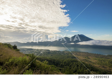 バリ島 キンタマーニ高原 バトゥール山からのバトゥール湖 バリ島 キンタマーニ高原 バトゥール山からのバトゥール湖 28990463