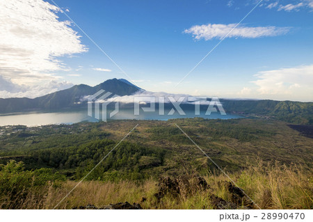バリ島 キンタマーニ高原 バトゥール山からのバトゥール湖の写真素材
