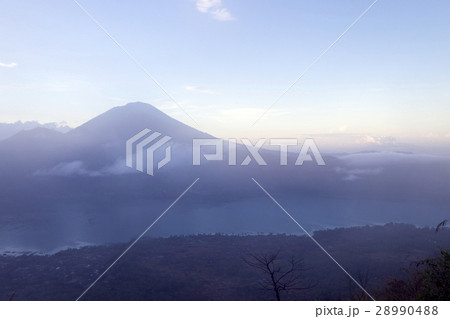 バリ島 キンタマーニ高原 バトゥール山からのバトゥール湖 バリ島 キンタマーニ高原 バトゥール山からのバトゥール湖 28990488