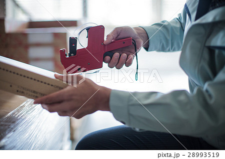 タグをつける作業員 28993519