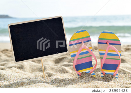 blank black signboard on the beach 28995428