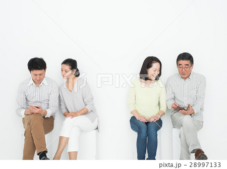 スマホを見る男女 スマホを見る男女 28997133