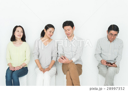 スマホを見る男女 スマホを見る男女 28997352