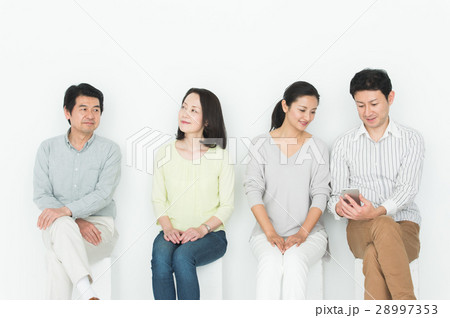 スマホを見る男女 スマホを見る男女 28997353