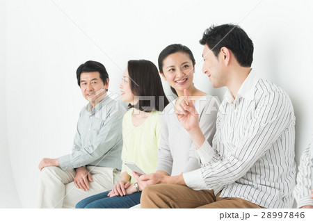雑談する男女 28997846