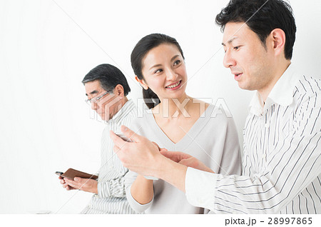 スマホを見る男女 28997865