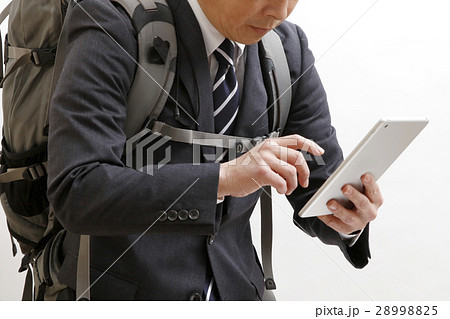 ザックを背負いタブレット端末で検索するビジネスマン 28998825