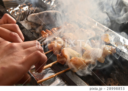 焼き鳥を焼く 28998853