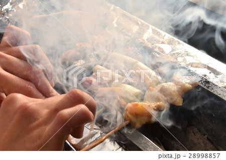 焼き鳥を焼く 焼き鳥を焼く 28998857