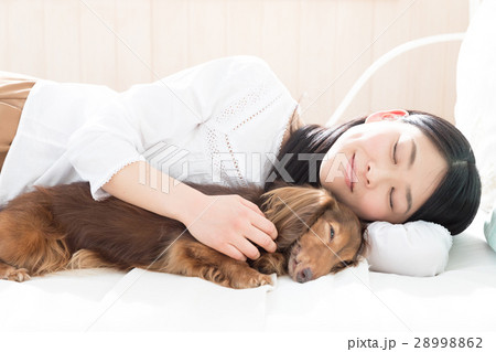 ペットと添い寝する女性 ペットと添い寝する女性 28998862