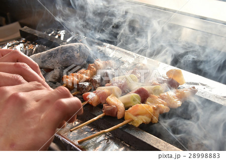 焼き鳥を焼く 28998883