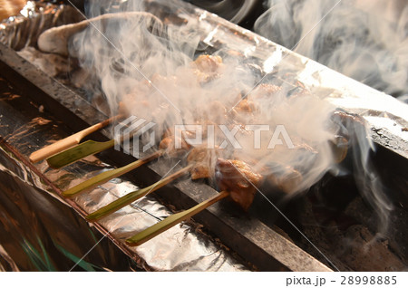 焼き鳥を焼く 28998885