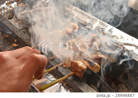 焼き鳥を焼く 焼き鳥を焼く 28998887