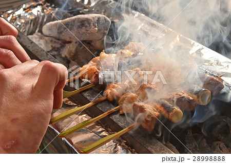 焼き鳥を焼く 焼き鳥を焼く 28998888