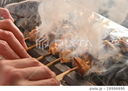 焼き鳥を焼く 28998890