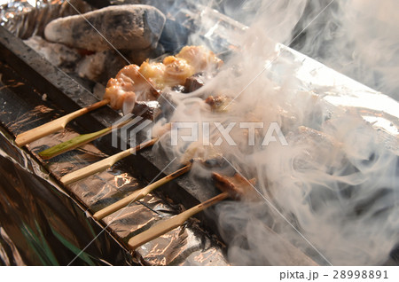 焼き鳥を焼く 28998891