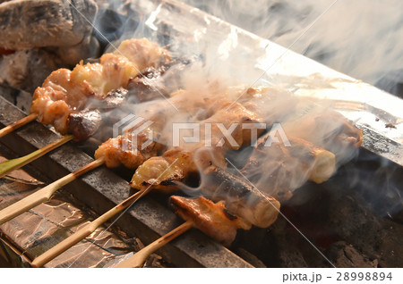 焼き鳥を焼く 28998894