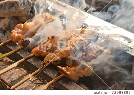 焼き鳥を焼く 28998895