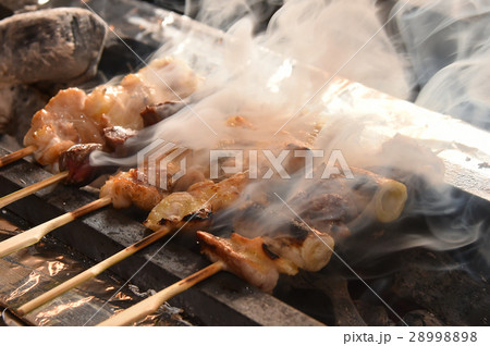 焼き鳥を焼く 28998898