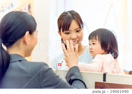 ビジネスウーマン、ママ、企業内保育所、送迎　撮影協力:RYOZAN PARK大塚 29001090