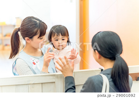 ビジネスウーマン、ママ、企業内保育所、送迎　撮影協力:RYOZAN PARK大塚 29001092