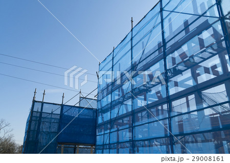 住宅 戸建て住宅建設現場 イメージ 足場 ブルーシート 木造2階建て現場 住宅 戸建て住宅建設現場 イメージ 足場 ブルーシート 木造2階建て現場 29008161