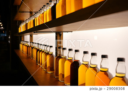 ウイスキー原初ボトルの棚（右から２段） 29008308