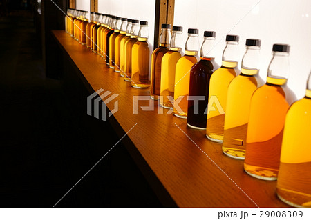 ウイスキー原初ボトルの棚（右上から１段） 29008309