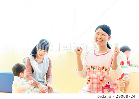 若い女性、保育士　撮影協力:RYOZAN PARK大塚 29008724