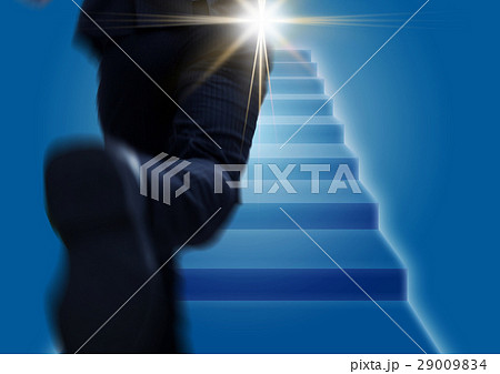 走るビジネスマンと階段と光 走るビジネスマンと階段と光 29009834