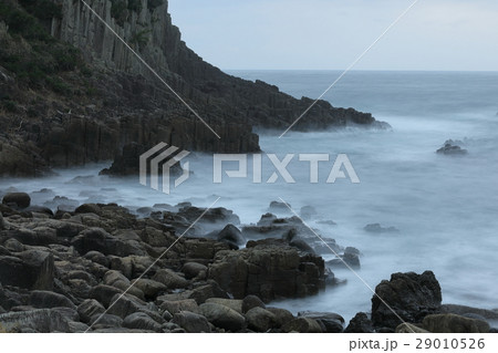 柱状節理の岩礁と冬の波 29010526
