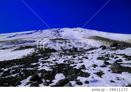 吉田口六合目からの富士山頂上 吉田口六合目からの富士山頂上 29011172
