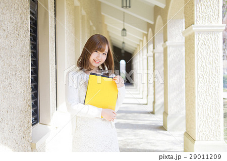 笑顔の女子大生 29011209