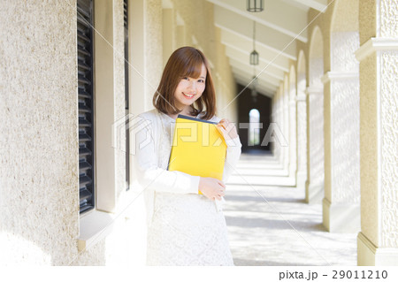 笑顔の女子大生 29011210