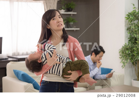 育児に無関心なパパと困っているママ 育児に無関心なパパと困っているママ 29012008