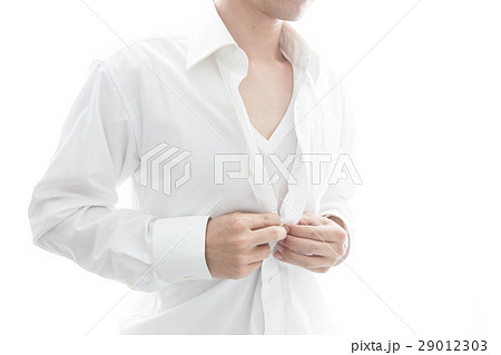 ワイシャツを着る男性 白バックの写真素材 29012303 Pixta