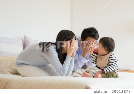 赤ちゃんをあやす若い夫婦 赤ちゃんをあやす若い夫婦 29012875