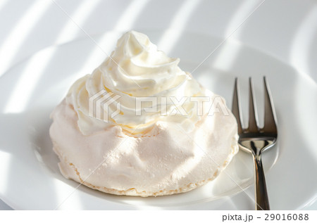 Meringue cake with whipped cream 29016088