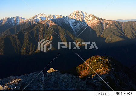 秋山の朝 【南アルプス】 鳳凰山から新雪の北岳 秋山の朝 【南アルプス】 鳳凰山から新雪の北岳 29017032