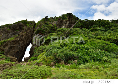 沖縄県 久米島 ミーフガー 女岩 の写真素材