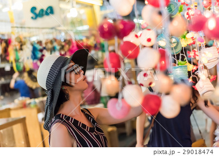 woman traveling and shopping 29018474