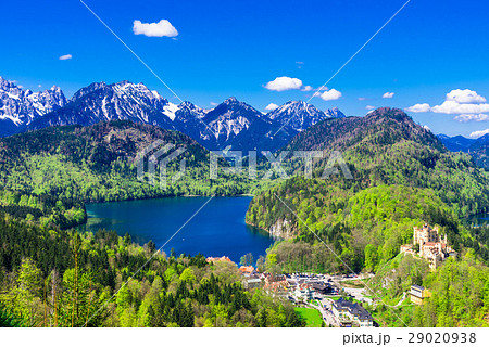 ドイツ ホーエンシュバンガウ城とアルプ湖の写真素材