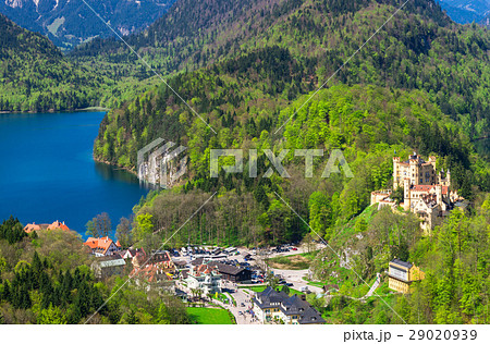 ドイツ　ホーエンシュバンガウ城とアルプ湖 29020939